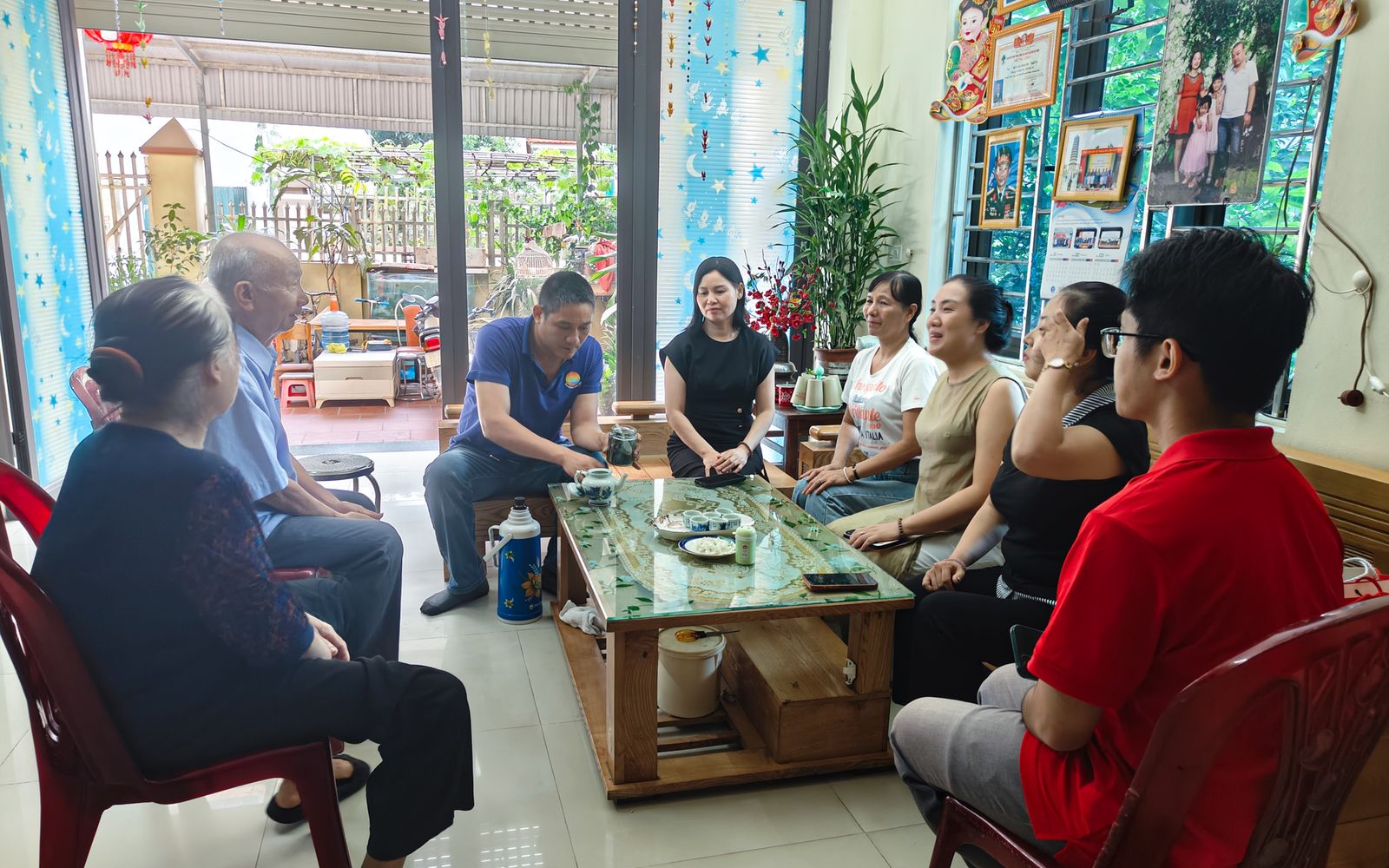 Nguyễn Hồng đến thăm gia đình có người thân là thương binh, liệt sĩ