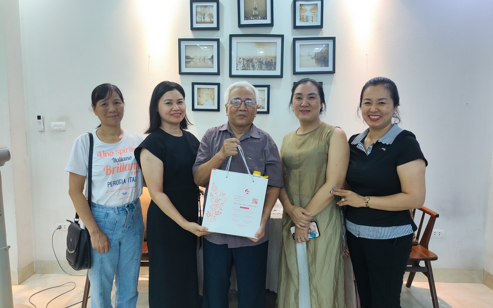 Nguyễn Hồng tặng quà 
